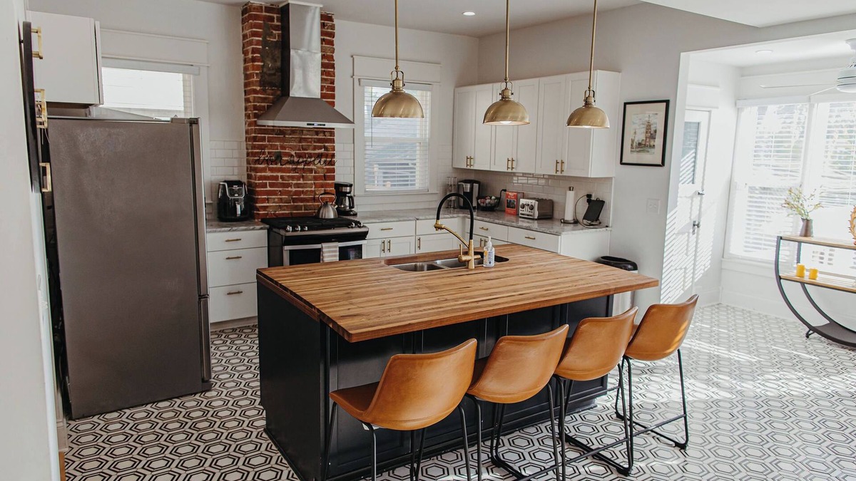Hanover Place House | Stay on Main - Large Home Near Plaza, Westport & Downtown