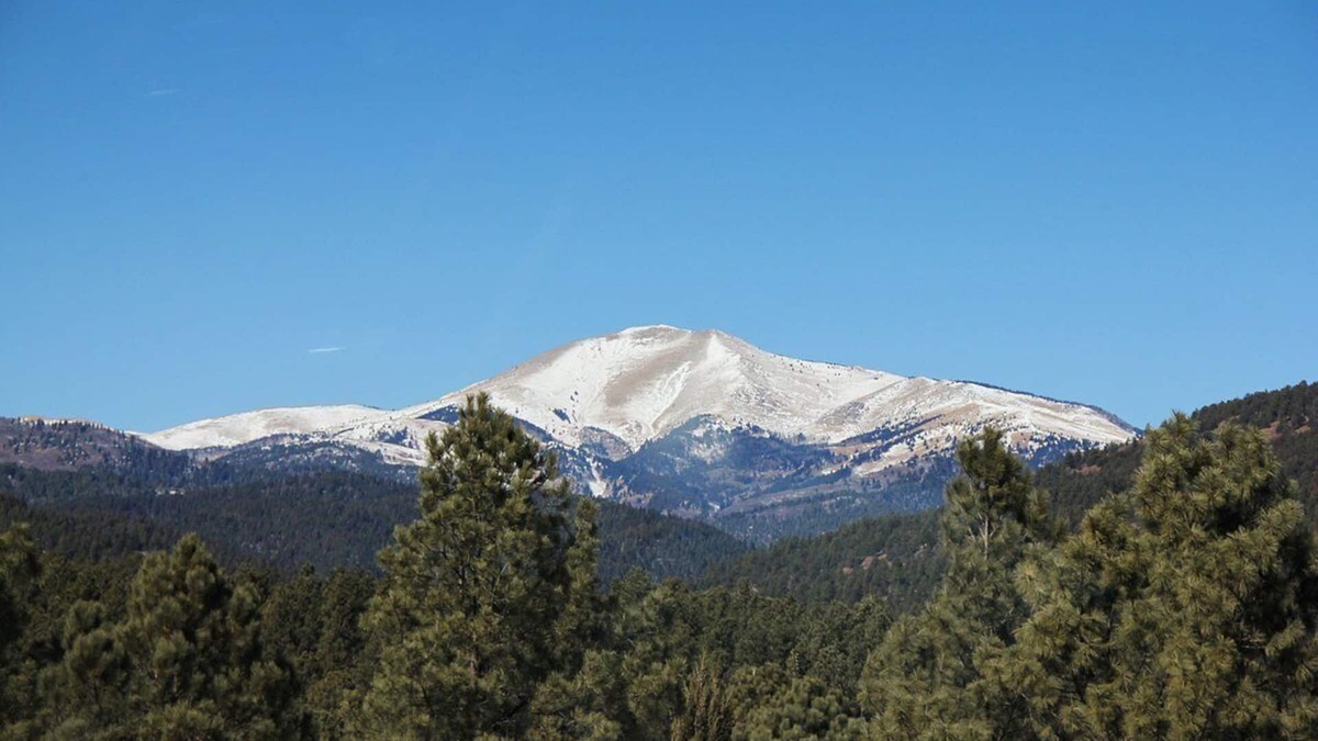 Ruidoso Condo | Stay on top of Camelot Mountain in this delightful 2BDR condo. Sleeps six!