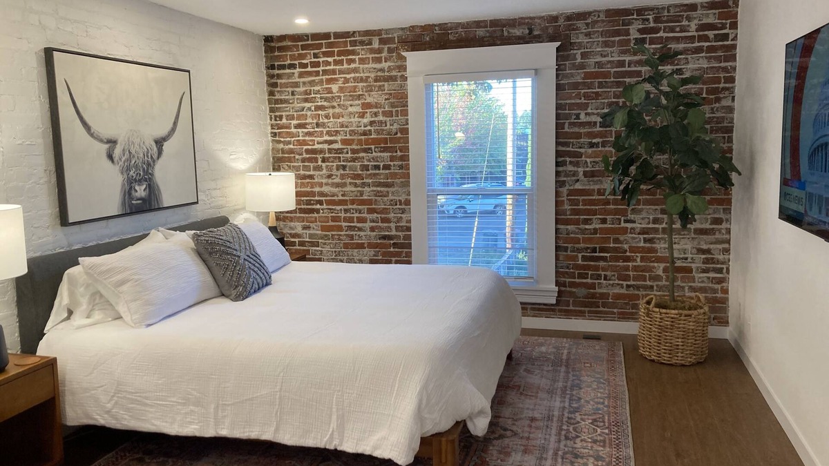 Carlton Apartment | Stay & Play! Winery Loft #1 in Historic Downtown Carlton