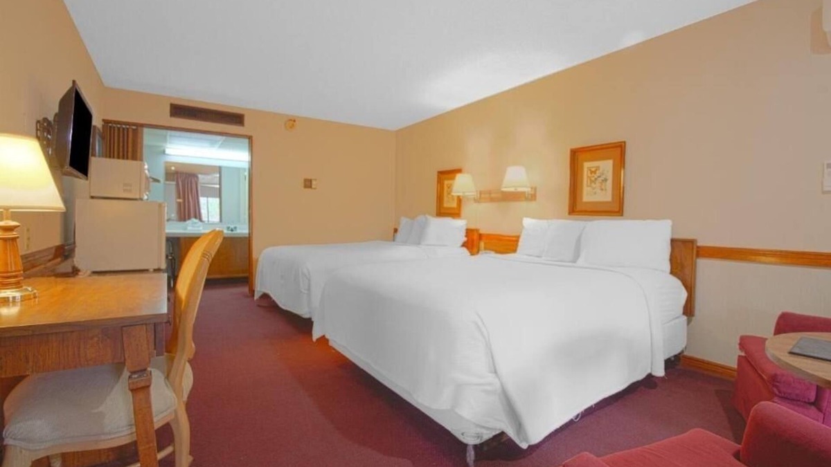 Liberal Hotel | Stay Queen Room, Parking Included, Pet Friendly, Near Joe’s