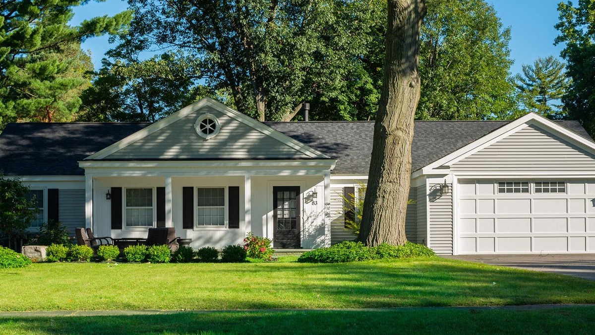 Rochester House | Stay right outside OAK HILL COUNTRY CLUB gates!