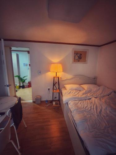 Sinjeong-dong Apartment | Stay Runner Lee