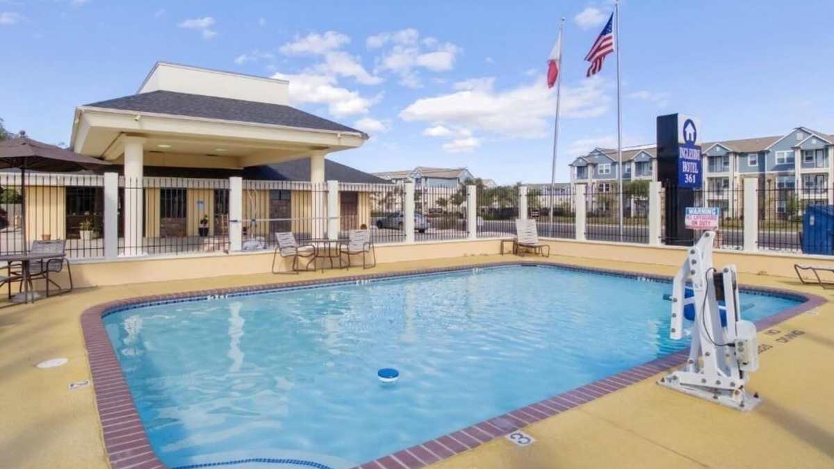 Ingleside Hotel | Stay Steps from Texas Aquarium + Outdoor Pool & Free Breakfast