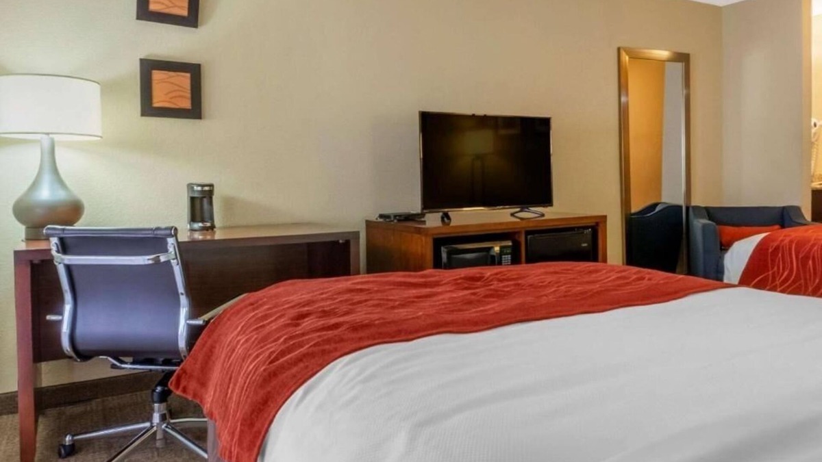 Albuquerque Hotel | Stay Steps from the Airport with Easy Access to UNM and Downtown ABQ - 2 Units