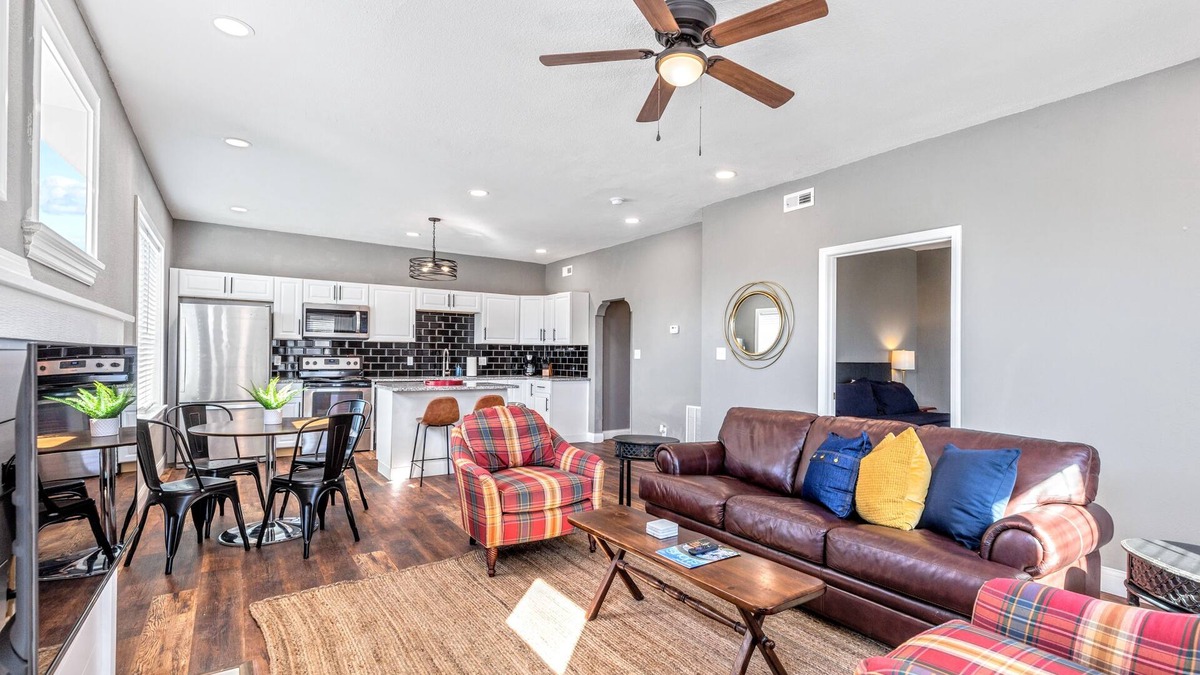 St. Louis Apartment | Stay STL-Huge Cheery 1BR-In Unit W/D-Parking