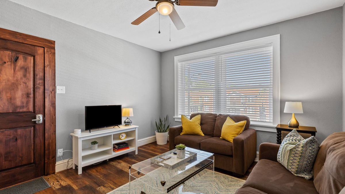 The Southampton Apartment | Stay STL*Long Term Stays*Private Balcony*Pets