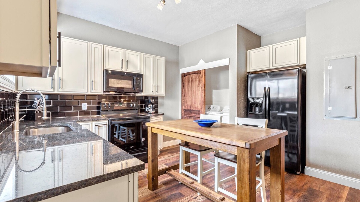 St. Louis Apartment | Stay STL-Spacious 3BR-Off Street Parking-Pets-W/D