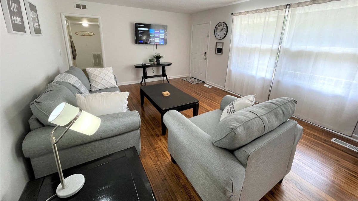 Center Point House | Stay @ The Hilltop - Gorgeous Remodel 14 min. to DT
