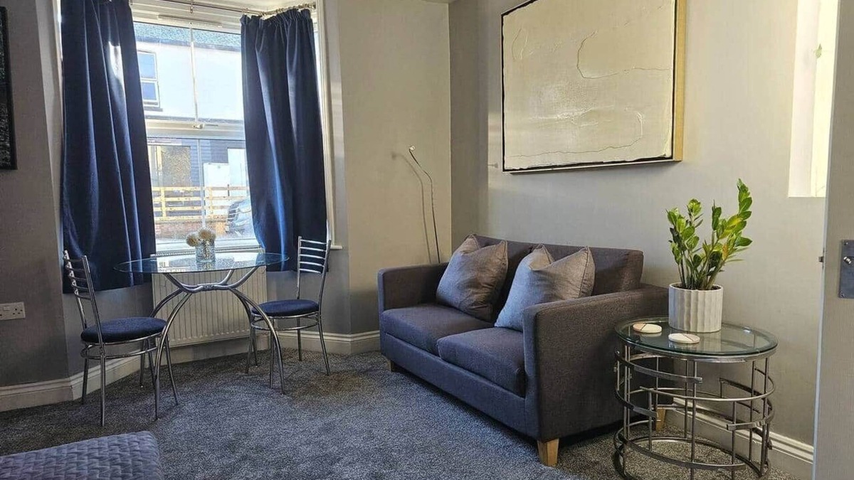 Woking Apartment | Stay Zen Apartments - Free Parking & Garden Woking