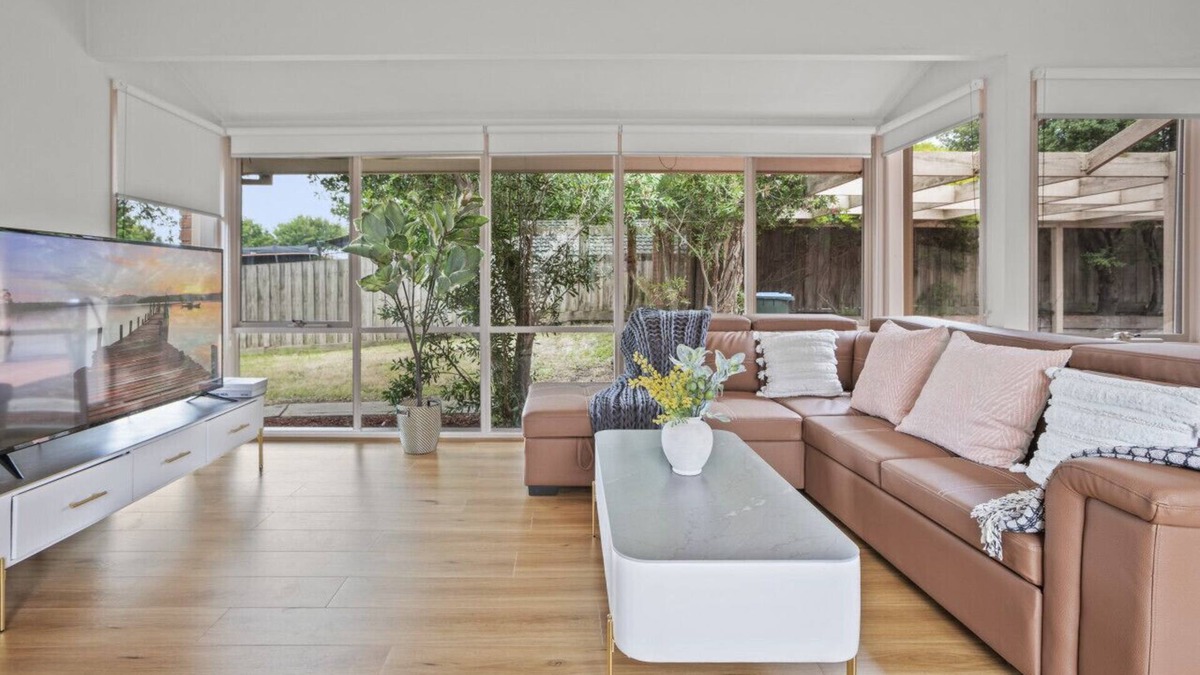 Narre Warren South House | StayAU 3BR Vacation Long stay Netflix Pet Friendly