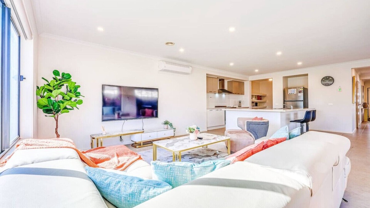 Point Cook House | StayAU 4BR Tranquil Family Escape House Point Cook