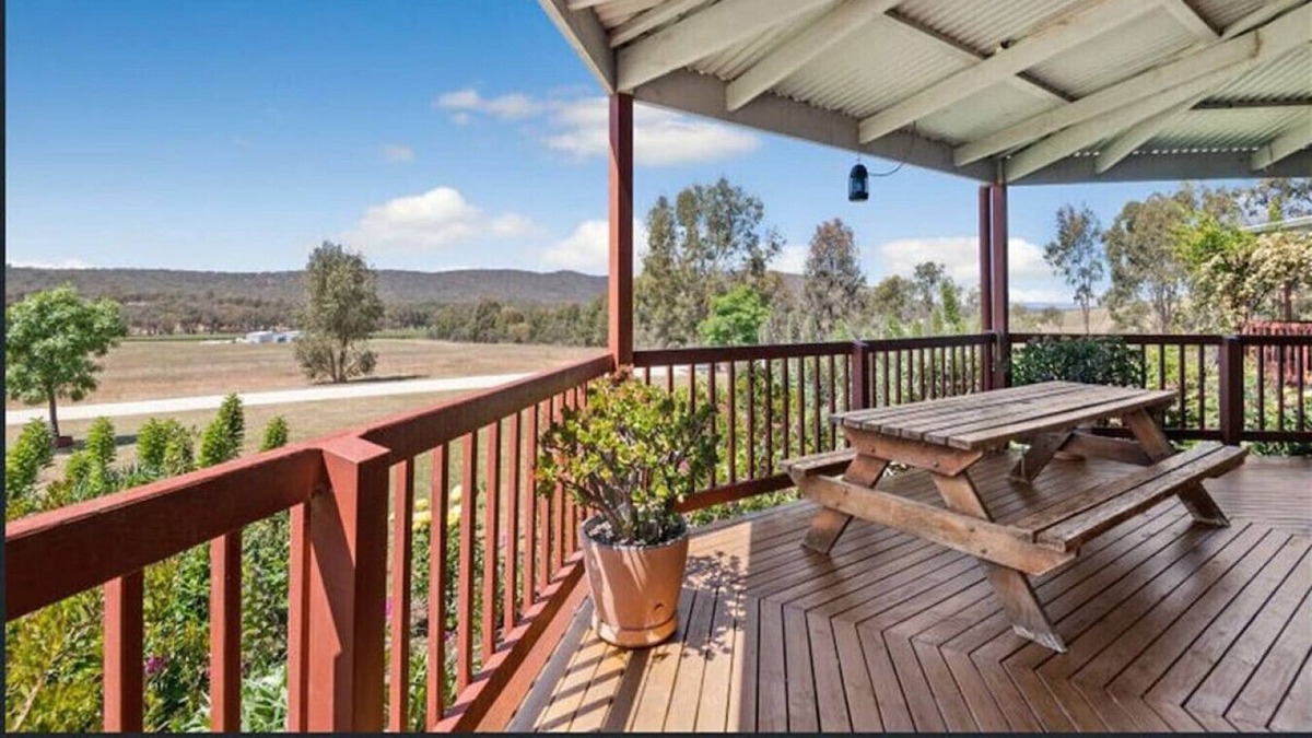 Heathcote Villa | StayAU Heathcote Vineyard Stay 5 BRM Villa with Pool BBQ