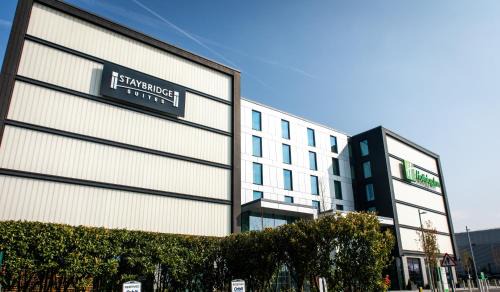 Heathrow Villages Hotel | Staybridge Suites London Heathrow - Bath Road, an IHG Aparthotel