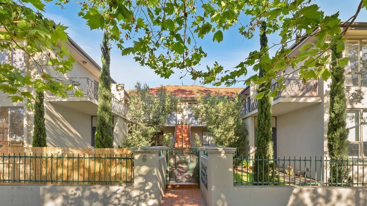 Brunswick Apartment | StayCentral - Brunswick Vibe (Parkville/Brunswick) - Sydney Rd, Brunswick - 2 Bedrooms, 2 Beds, 1 Bathrooms, 1 secure parking spot (small car only) and free street parking nearby.