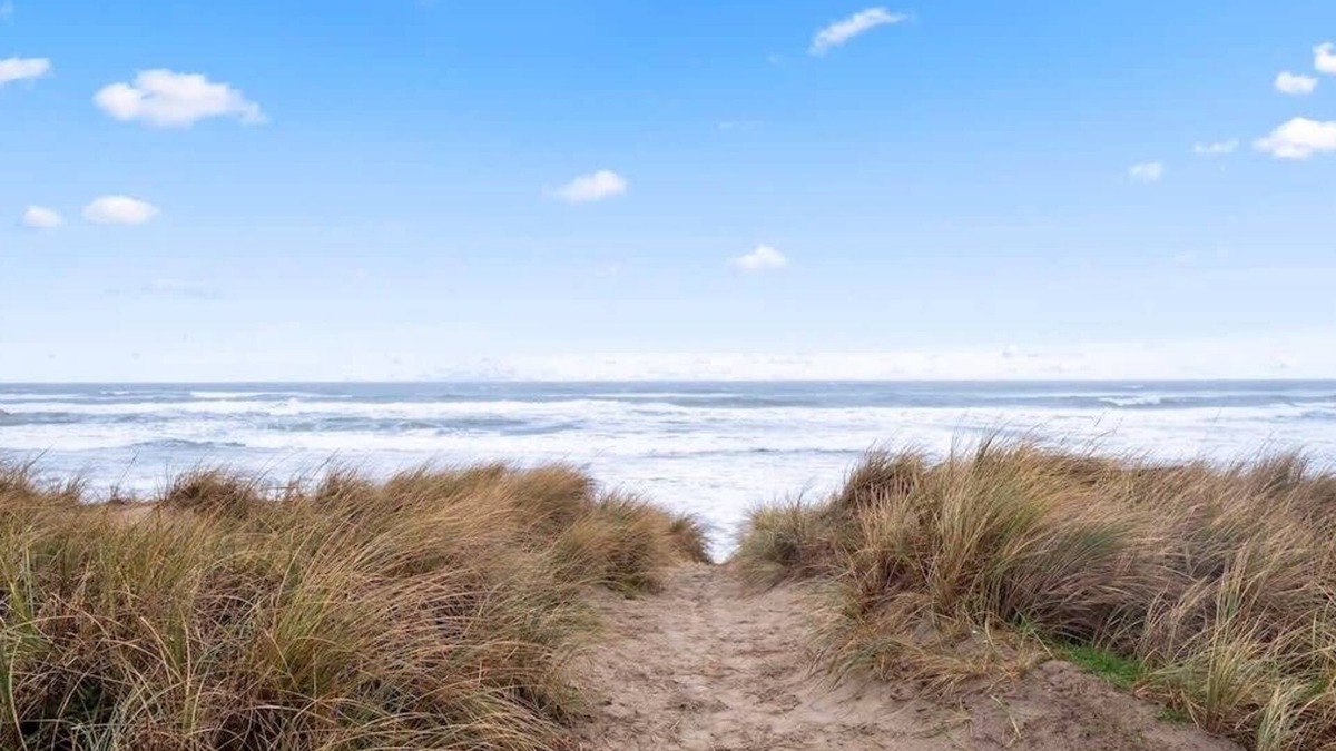 Rockaway Beach House | #StayInMyDistrict SurfsideHaven