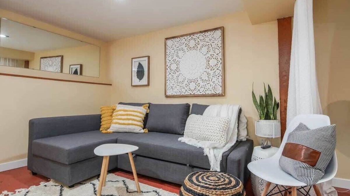 Woodlawn Apartment | #StayInMyDistrict Woodlawn Eclectic -Walk to Dekum