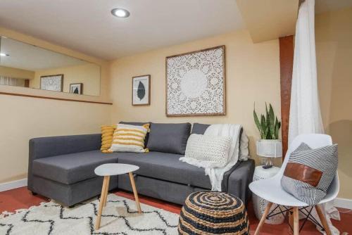 Woodlawn Apartment | #StayInMyDistrict Woodlawn Eclectic -Walk to Dekum