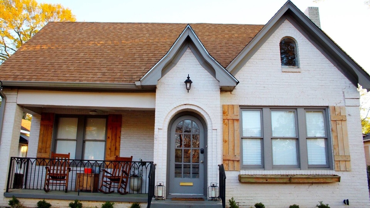 Marshall House | Stayover Tudor Home - Walking Distance to Hospital and Downtown!