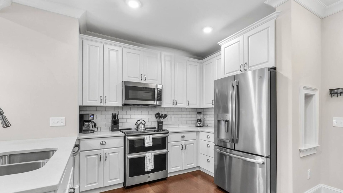 Myers Park Condo | StaysByWalker 2BR - 2 Miles To Uptown! KingBed/Gym