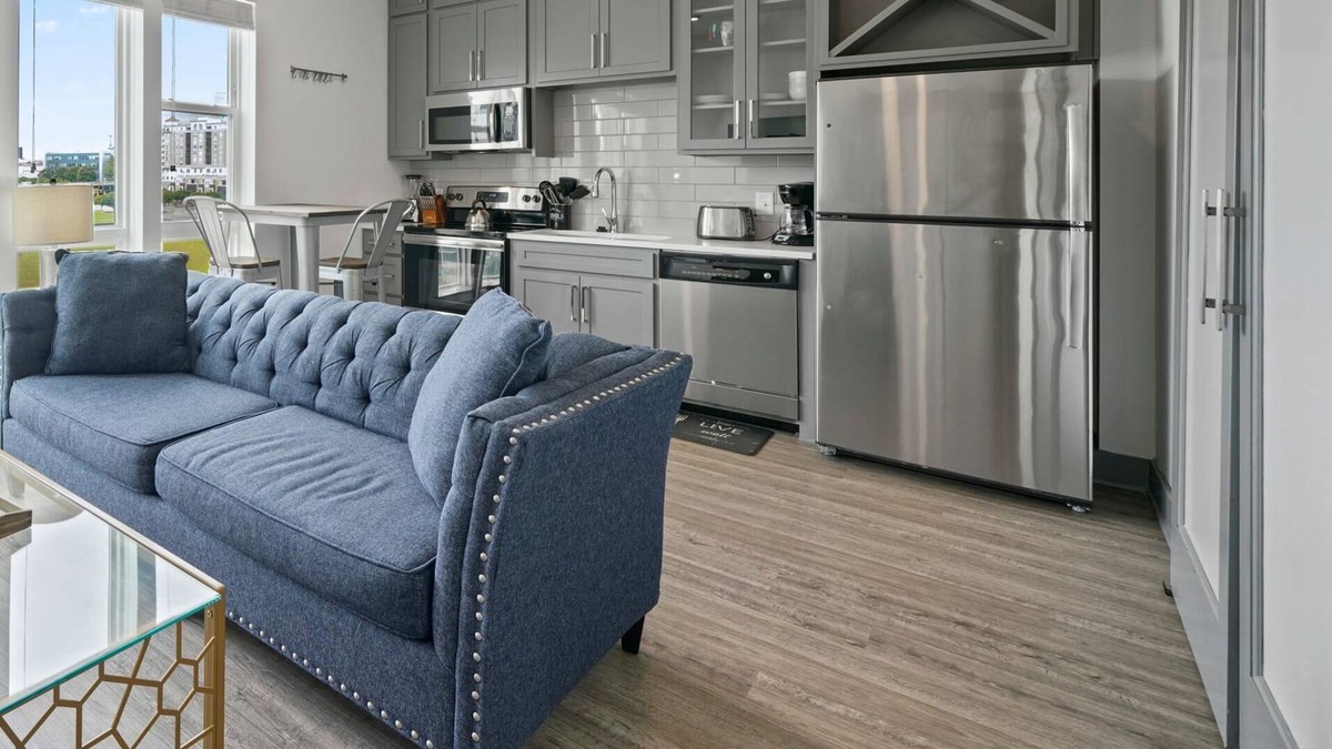 Second Ward Condo | StaysByWalker Uptown 1BR | Spa/Gym/KingBed/Parking