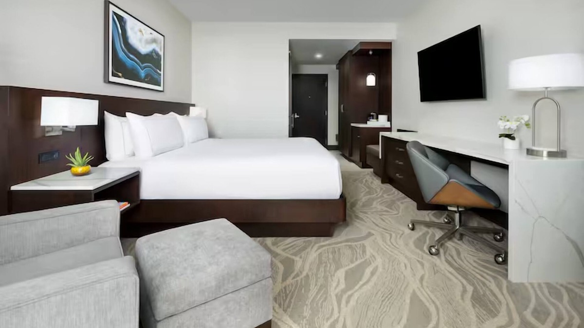 Downtown Tucson Hotel | Std 1 King, DoubleTree Tucson, Spacious Room & Restaurant, Close to University