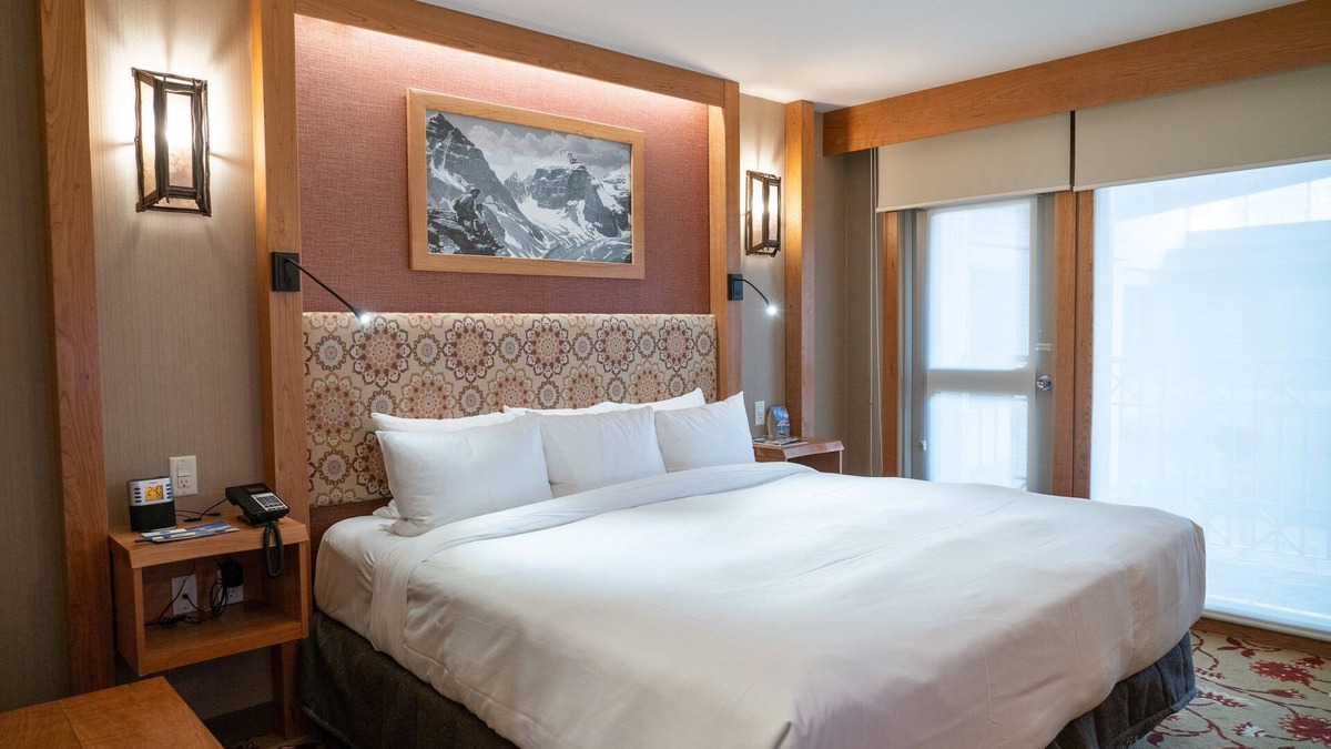 Banff Apartment | Steam Room + Pools | Chalet-Inspired Room in Banff