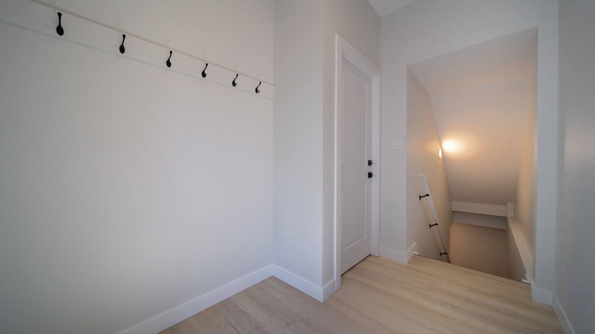 Jasper Place House | Steamy Romantic Basement Suite King Bed Wifi Netflix