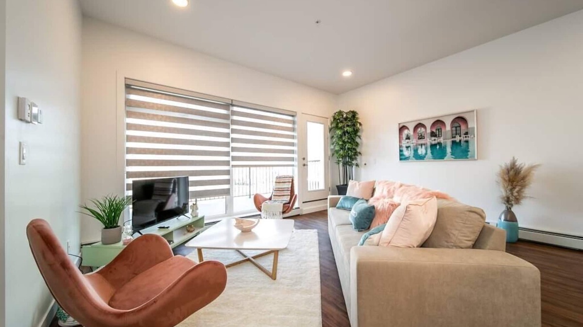 West Edmonton Apartment | SteamyRomanticGreekCorneerSuiteKingU/GWifi