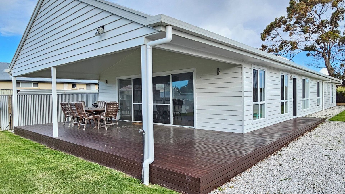 Waterhouse House | Stella Dais - Set off the main street, right in the heart of Robe