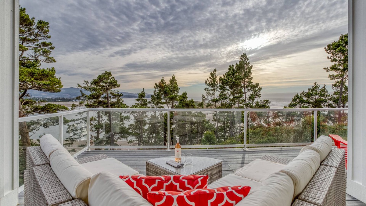Lincoln City House | Stellar Ocean and Bay Views, Chef’s Kitchen, Hot Tub and 4 Luxurious Bedrooms!