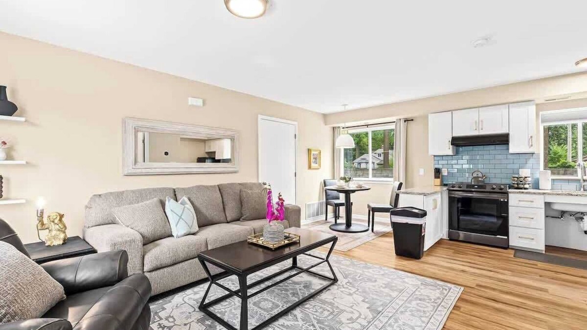 Roseville House | Step-Free 1BR in Roseville | King Bed | End Unit