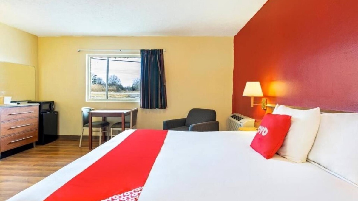 North Lima Hotel | Step into Loghurst History with Private Stay and Free Parking