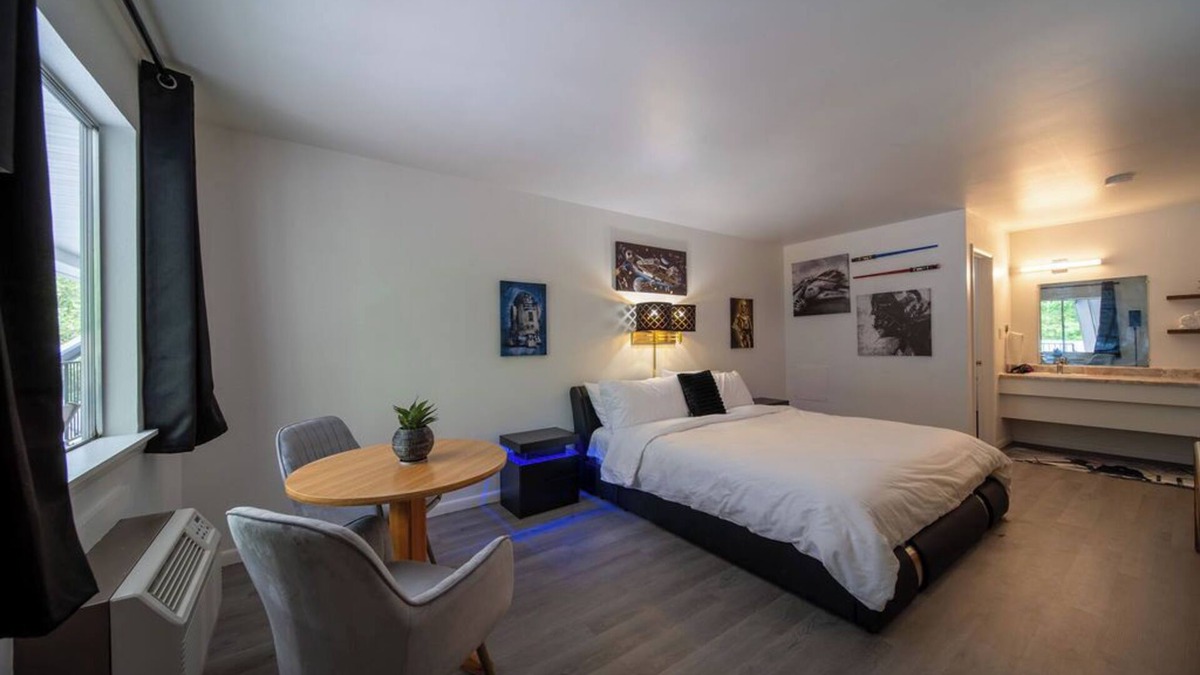 Eureka Springs Resort | Step into our Galaxy King Suite Room at GloryDayz!