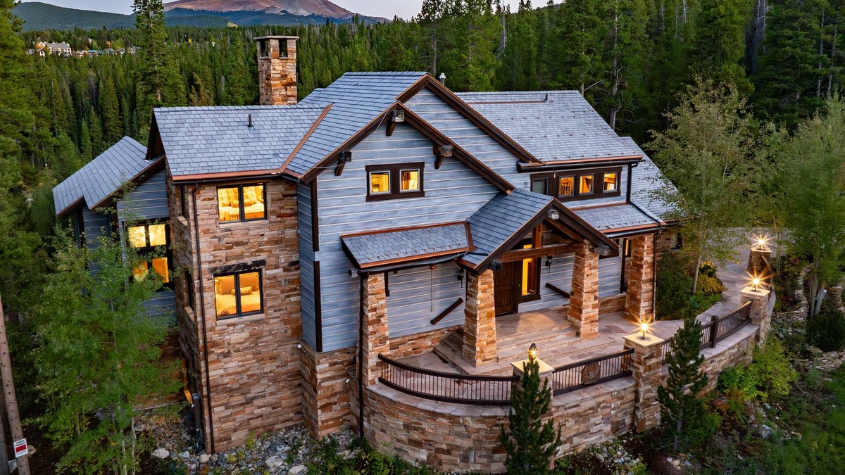 Four O'Clock House | Step out to the ski run, your hot tub or the sauna