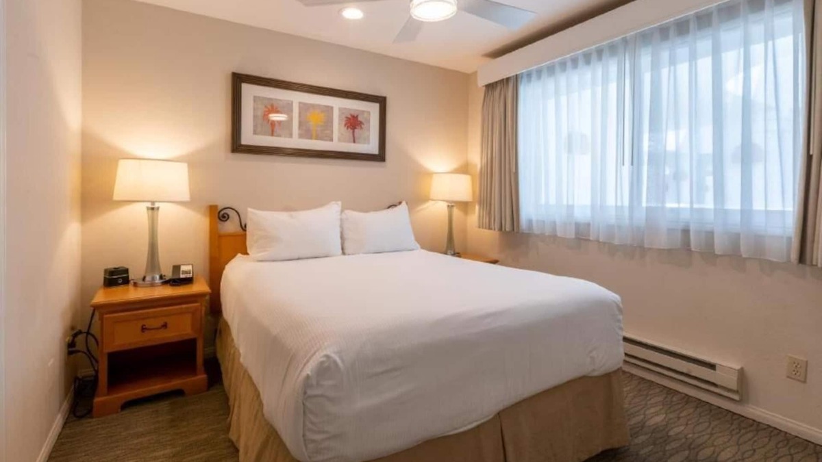 San Clemente Hotel | Steps away from the beach! Fully Equipped Kitchen & Free Parking!