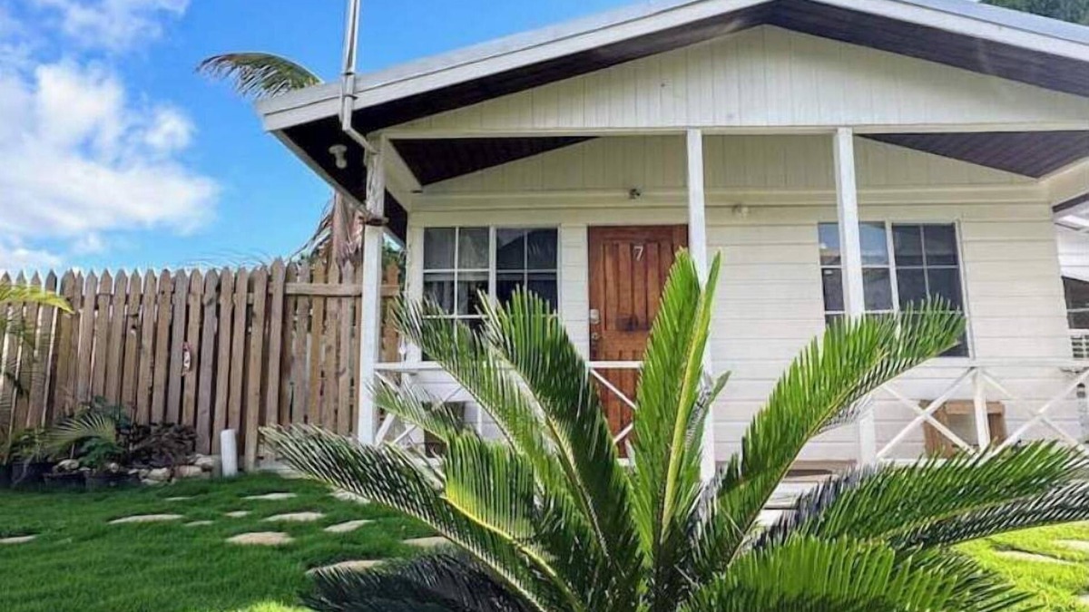 Whitehouse Cabin | Steps away from the beach! Cabin Life @ Happy Life Villas