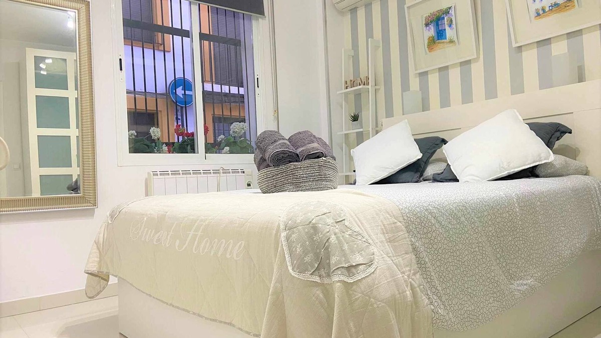 Poniente-Sur Apartment | Steps from Alcazar & Mosque. Heart of St Basilio