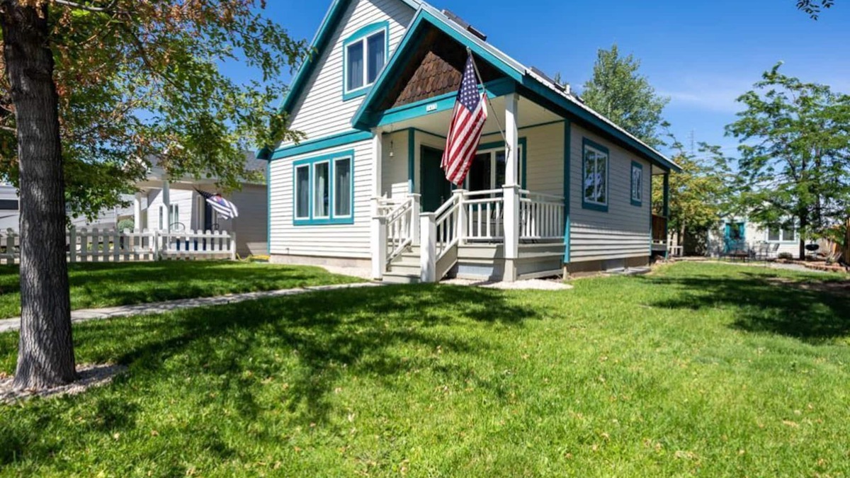 Cody House | Steps from Downtown Cody - Spacious home that sleeps 10!