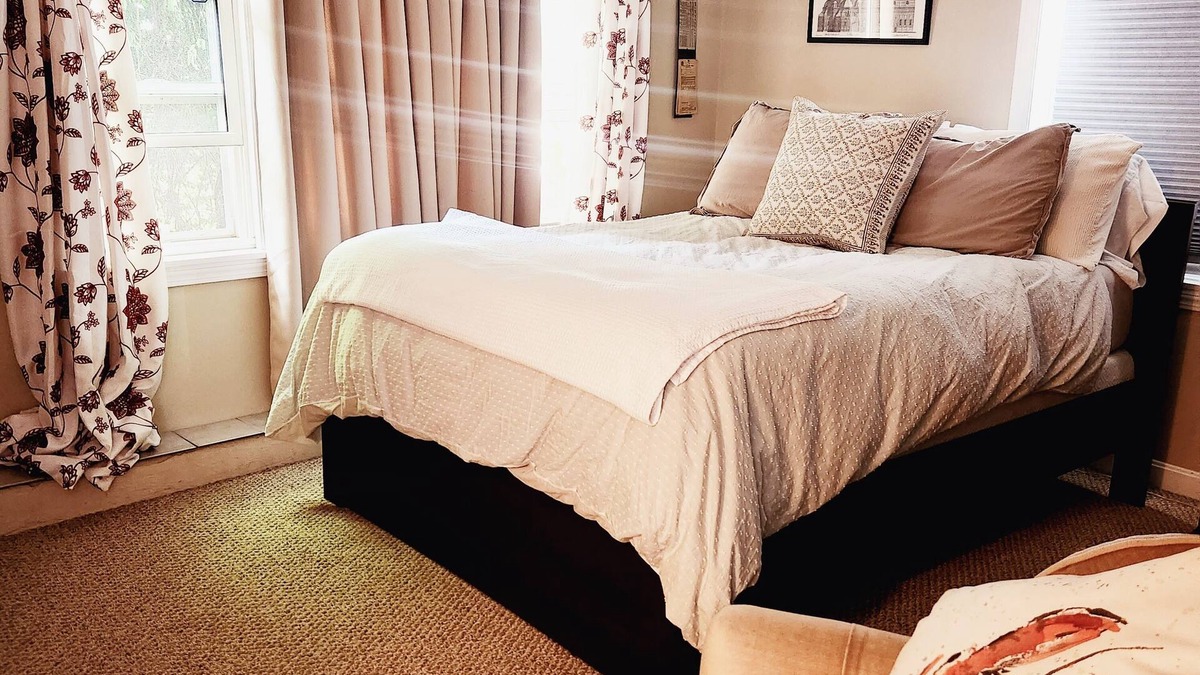Buzzards Bay Apartment | Steps from Marina, beach, restaurants!