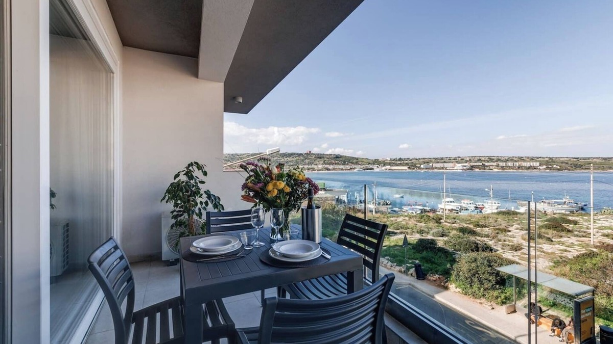 Għadira Apartment | 🌊 Steps from Mellieha Beach! Modern 1BR apartment with terrace, ensuite & kitchen 🌅 Perfect for couples, friends or business stays 🐚✨.