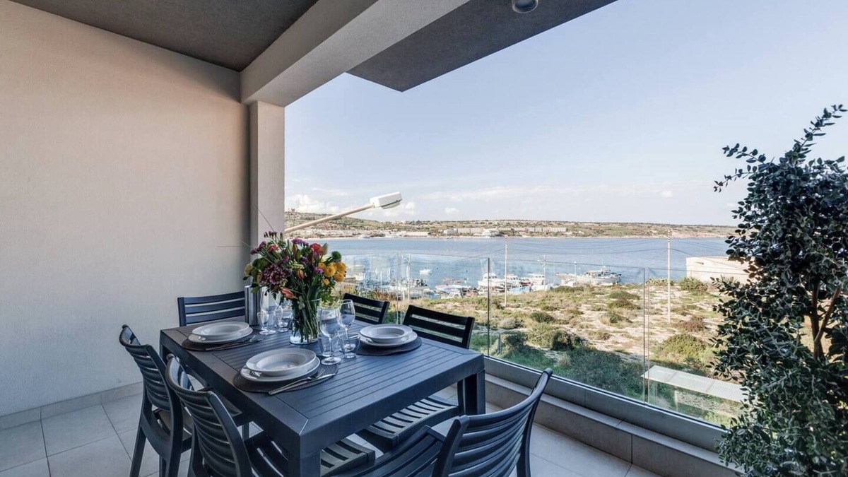 Għadira Apartment | 🌊 Steps from Mellieha Beach! Spacious 3BR apartment with terrace 🌴✨ Perfect for families, friends & business stays.