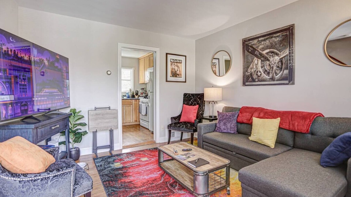 Old Town West House | Steps from Metro, Shops & Restaurants | Free parking | Full kitchen Washer/dryer