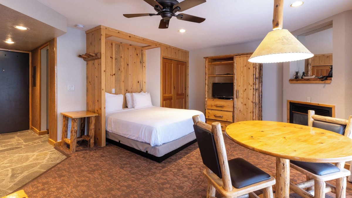 Olympic Valley Hotel | Steps from Palisades Tahoe | 3 Rooms with Fire Pit & Clubhouse Access