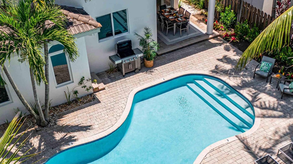 Birch Park Finger Streets House | Steps from the Beach | Heated Pool | Sun Key| Game room | RESlDENCES