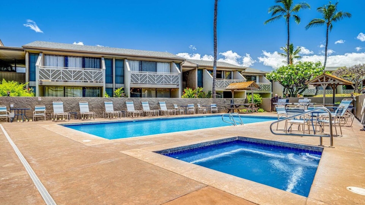 Kihei Condo | Steps to Beach! Beautiful Condo with Pool & Hot Tub, Full Kitchen WIFI &W/D