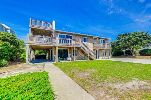 Emerald Isle House | Steps to Beach Bright Emerald Isle Retreat
