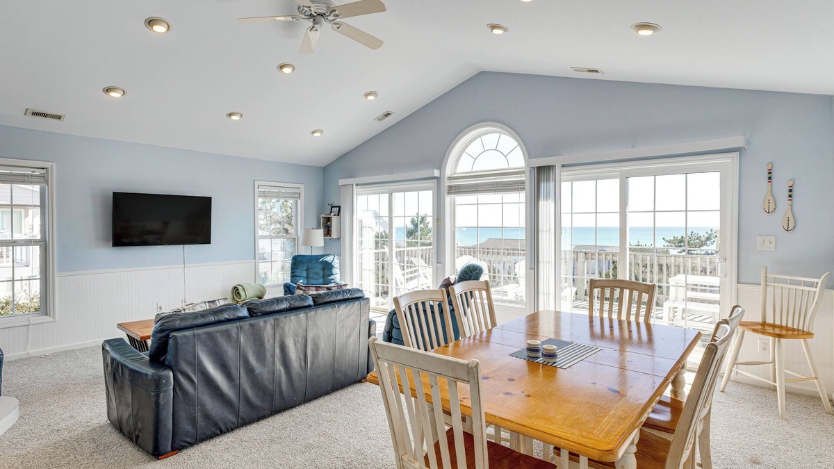 Emerald Isle House | Steps to Beach: Emerald Isle Home w/Deck!