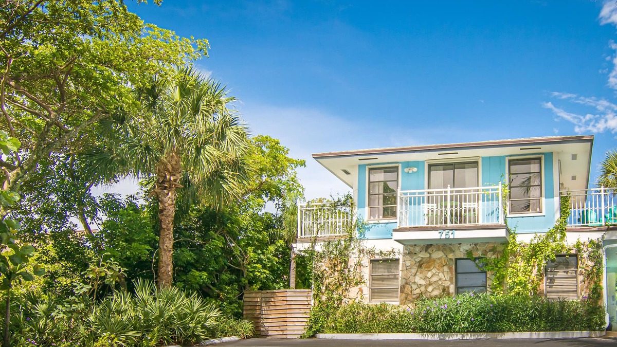 Juno Beach House | Steps to Beach. Hidden Gem. Boutique Bungalow Chic.