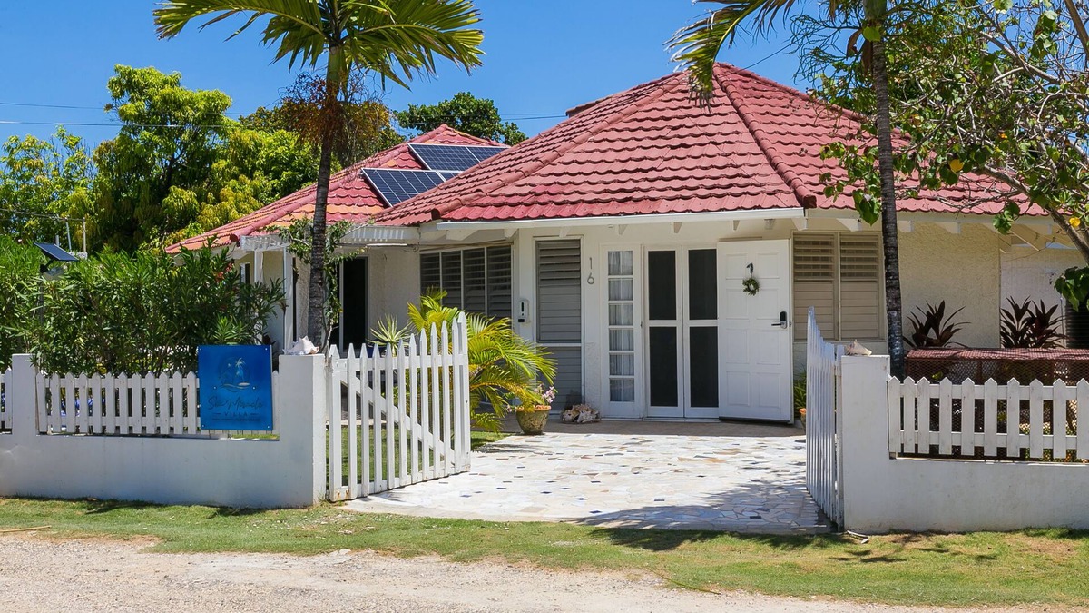 Silver Sands Villa | Steps To Beach - Spacious Clean Cottage w/Cook