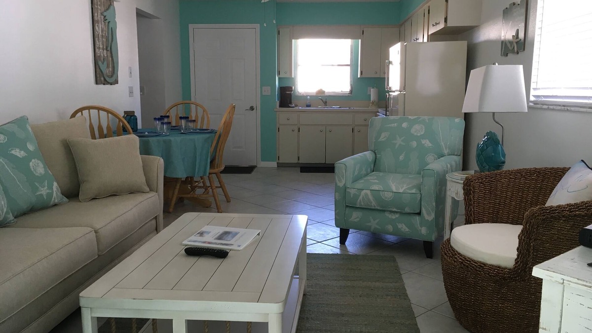 Englewood House | STEPS TO BEACH & STEPS TO BAY & TO WATCH DOLPHINS! 3 MIN WALK TO RESTAURANTS
